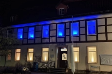 Rathaus blau-gelb beleuchtet
